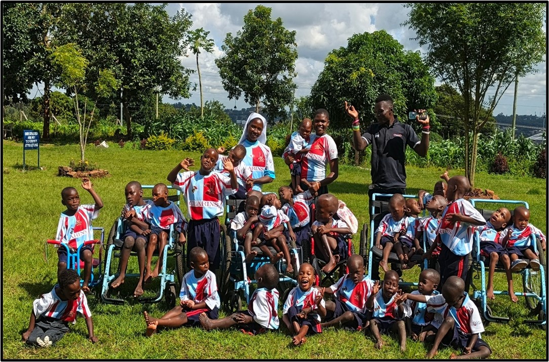 Actividad grupal con niños en el centro St. Vincent Pallotti, Uganda.