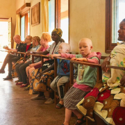 albinos en mozambique que optan por los Premios al Voluntariado Universitario de la Fundación Mutua Madrileña