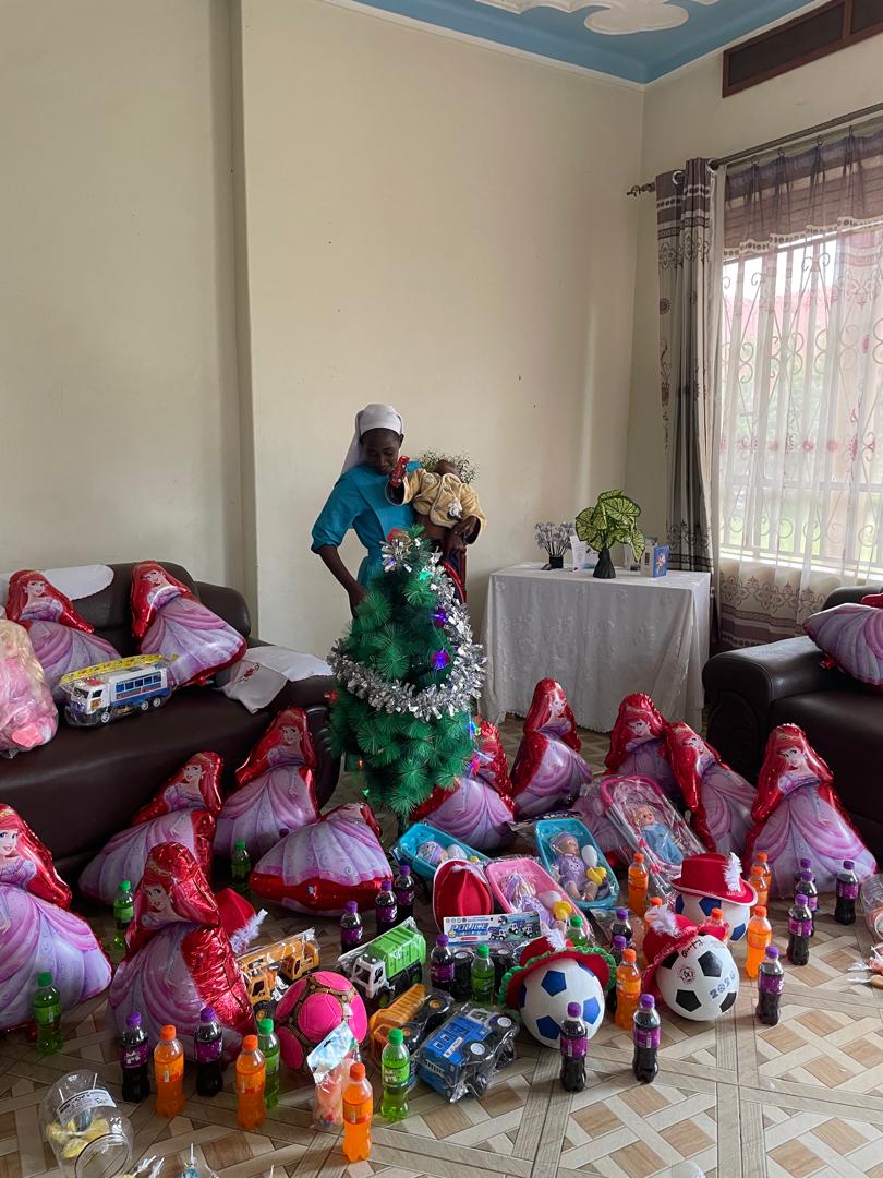 celebración de los santos inocentes en palloti mujer cib regalos y un pequeño arbol de navidad