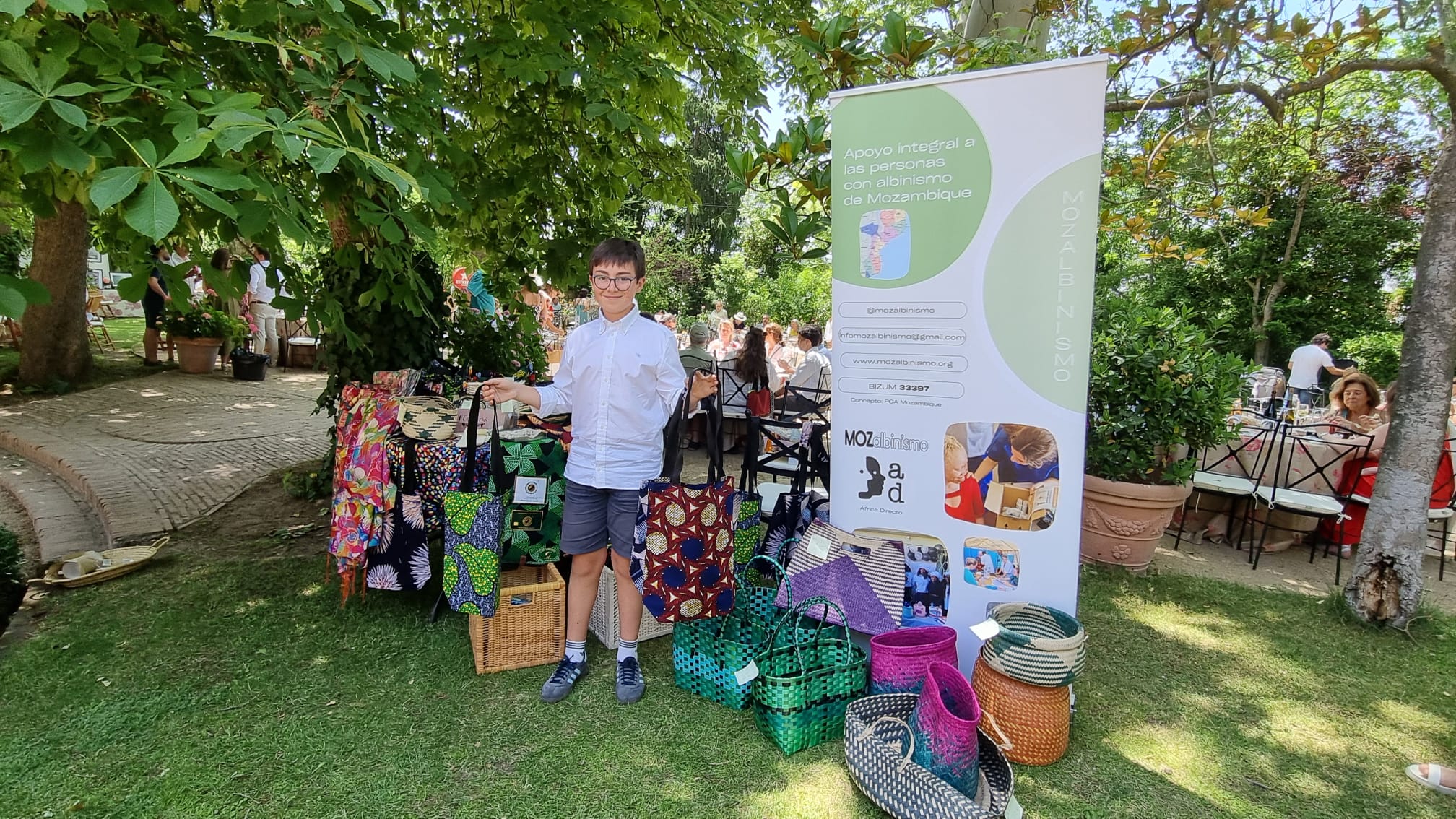 niño voluntario del proyecto mozalbinismo cartel mercadillo solidario