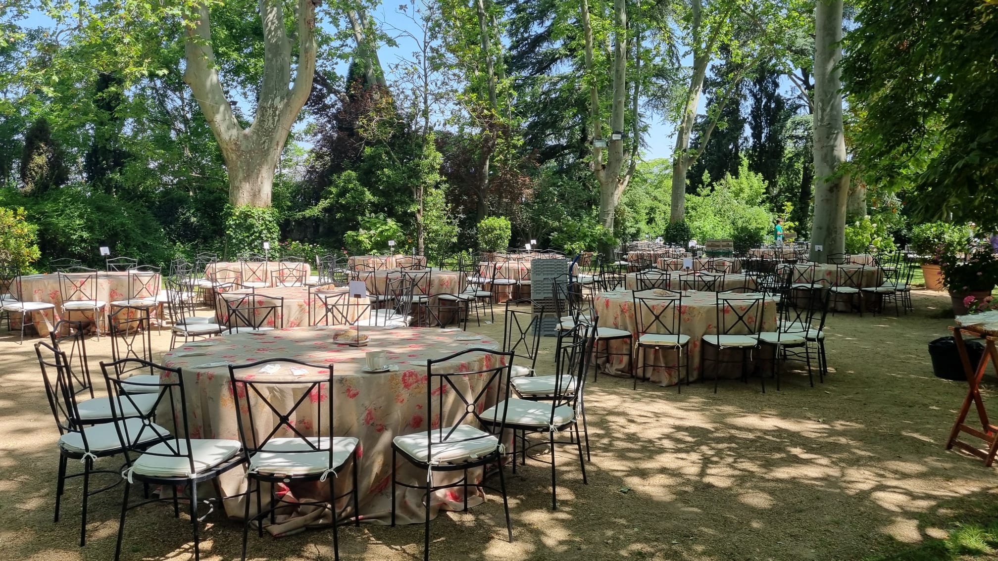 mesas y sillas evento family day en finca las jarillas madrid