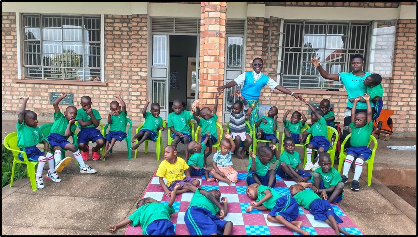 Actividad grupal con niños en el centro St. Vincent Pallotti, Uganda.