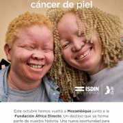 personas-con-albinismo-en-mozambique-fundación-africa-directo-proyectos-solidarios-isdn Dos personas con cabello rubio rizado posan juntas, mostrando cercanía. Texto sobre la imagen: “Desafiando el cáncer de piel”. Logotipos de ISDIN y Fundación África Directo. Texto inferior: “Este octubre hemos vuelto a Mozambique junto a la Fundación África Directo… Una nueva oportunidad para desafiar el cáncer de piel y seguir sumando resultados que marcan la diferencia”.