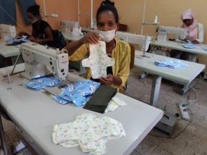 proyecto solidario chica confecciona toallas sanitarias en meki