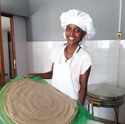 proyecto solidario africa directo kidist mariam meki etiopia chica prepara njeras en meki